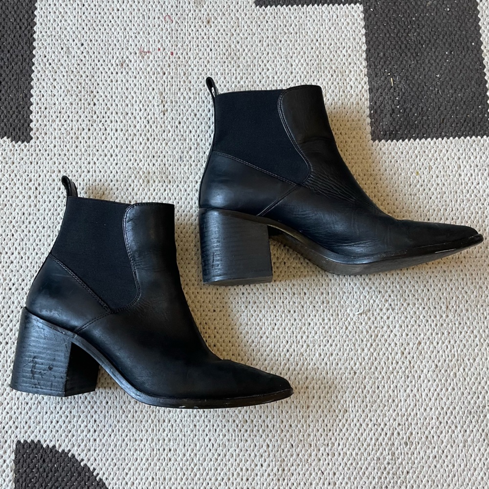 & Other Stories pointed toe chelsea ankle boot 9 / 39 black leather western